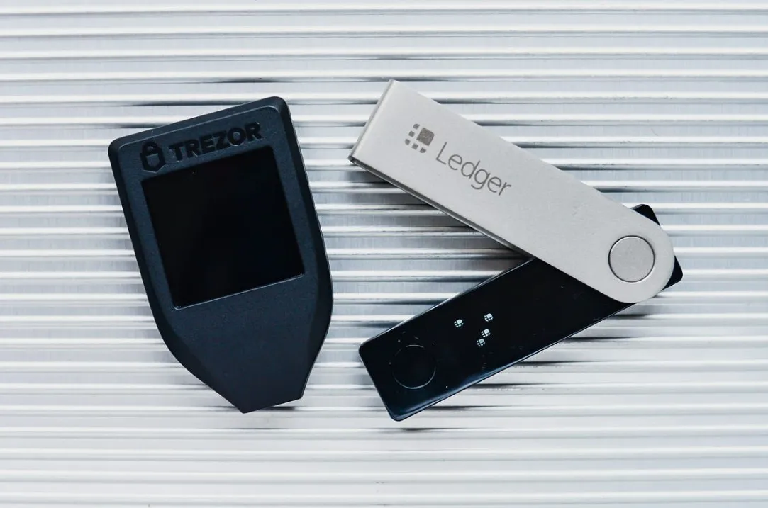 Обзор кошельков Ledger и Trezor